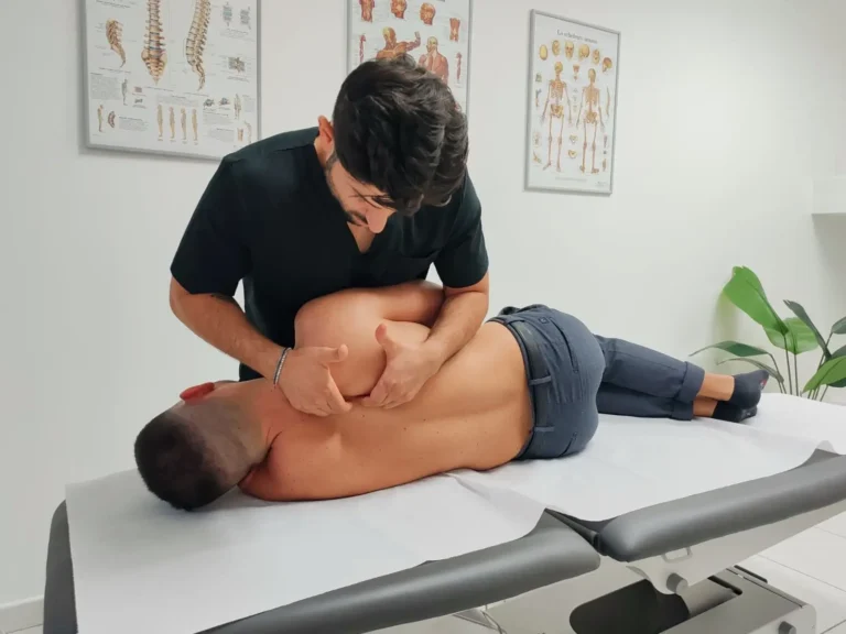 Terapia manuale sulla spalla e sulla schiena di un paziente sul lettino
