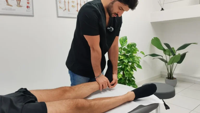 Il dott. Dima tratta la caviglia di un paziente durante una seduta di fisioterapia