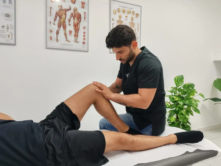 Mobilizzazione del ginocchio di un paziente durante una seduta di osteopatia