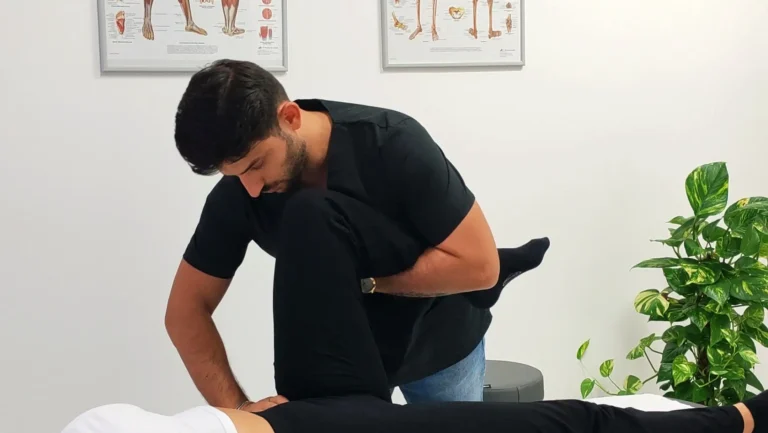 Allungamento della gamba e dell'anca di un paziente durante il trattamento