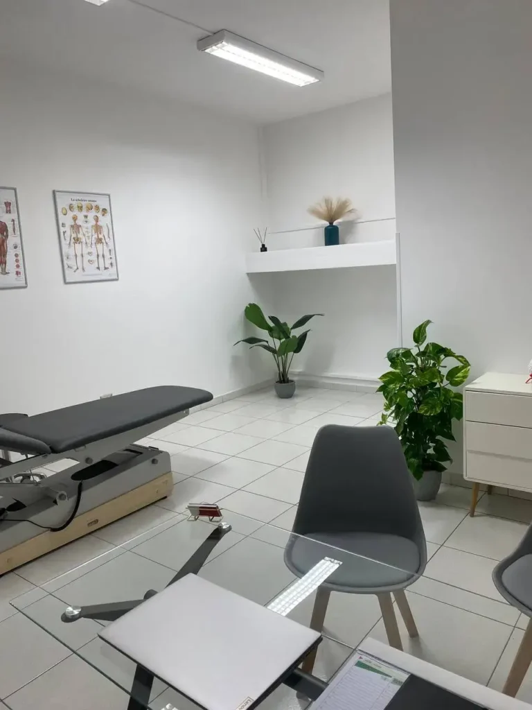 Sala trattamenti luminosa con lettino e scrivania