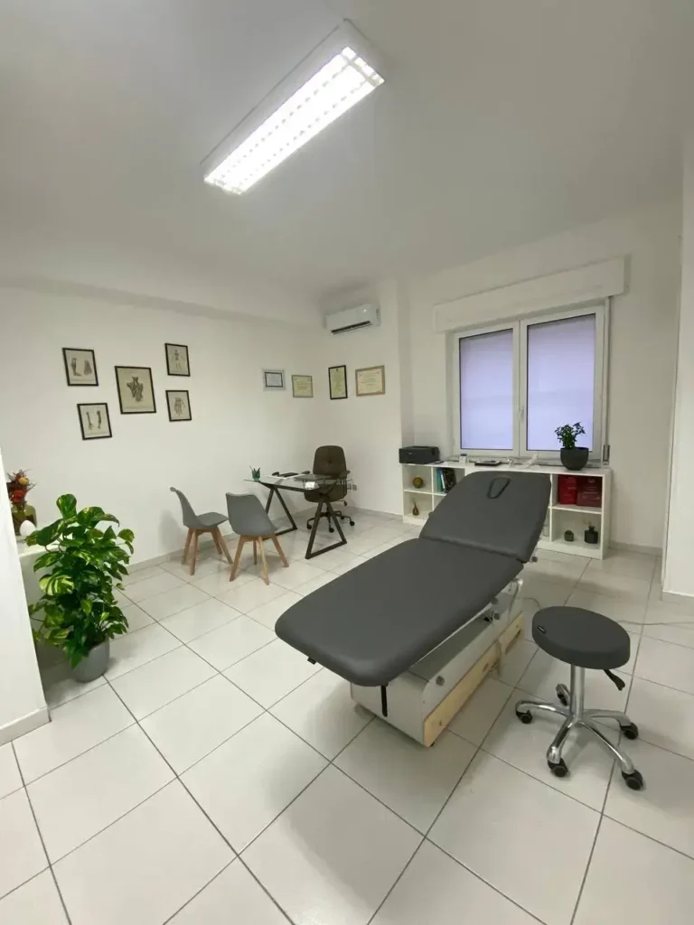 Lettino per i trattamenti e sgabello nella sala dello studio
