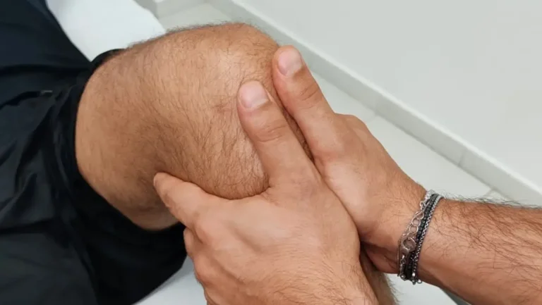 Primo piano di una tecnica di terapia manuale sulla spalla